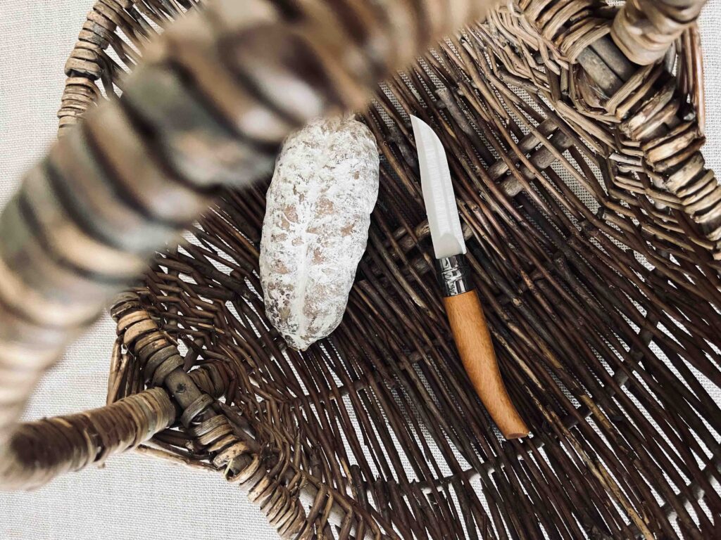 Opinel, panier d'osier et saucisson
